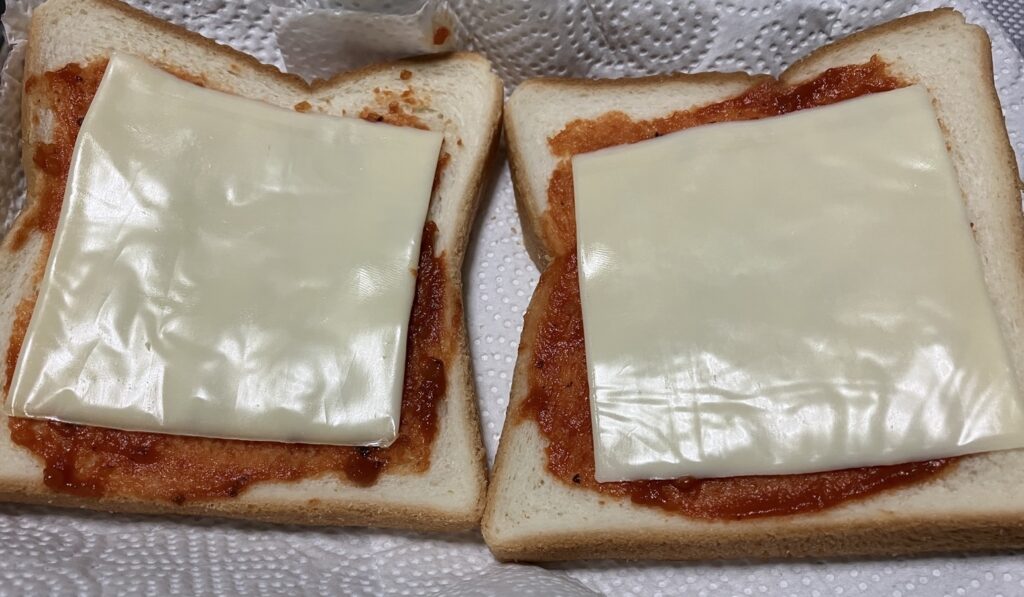 チーズをのせたピザ用ソースをぬった食パン