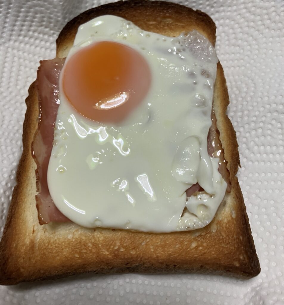 ベーコンと目玉焼きをのせたトースト