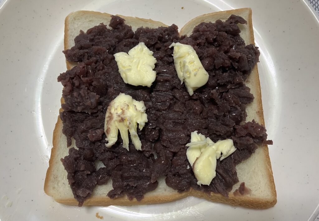 食パンにあんことバターをぬった