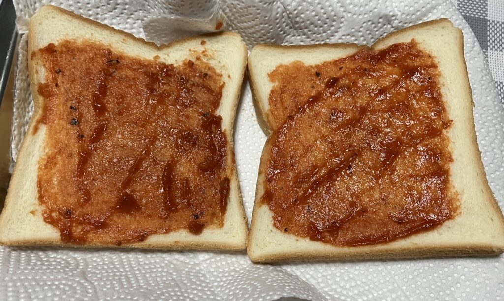 ピザソースをぬった食パン