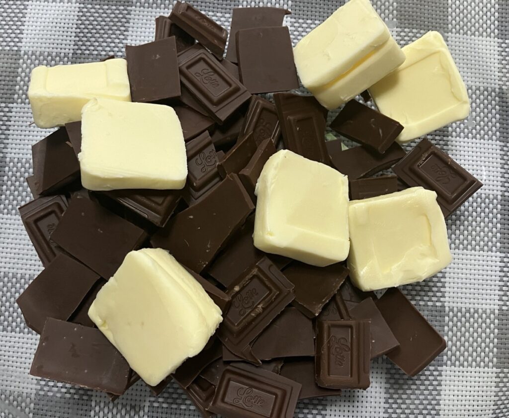 耐熱容器に入れたチョコとバター