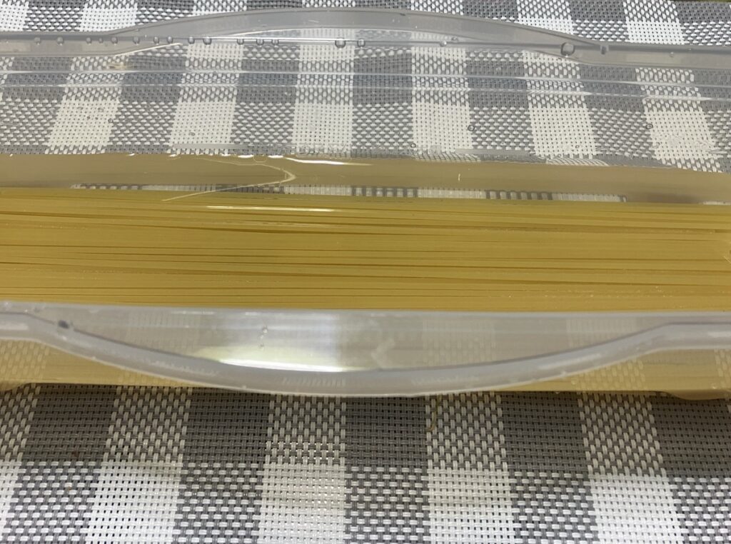 水と塩に入れたパスタ