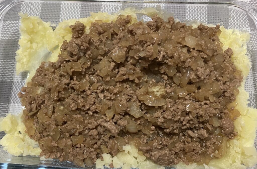 つぶしたじゃがいもと混ぜた合い挽き肉