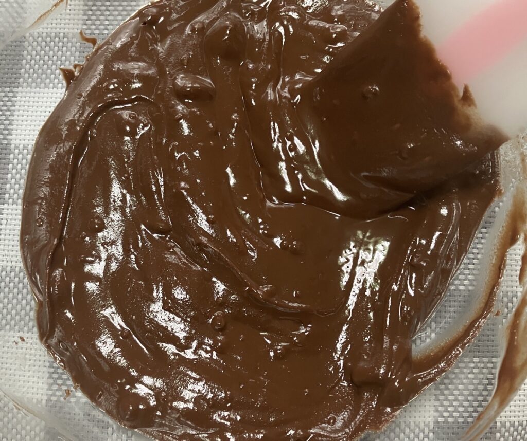 溶かしてかき混ぜたチョコとバター