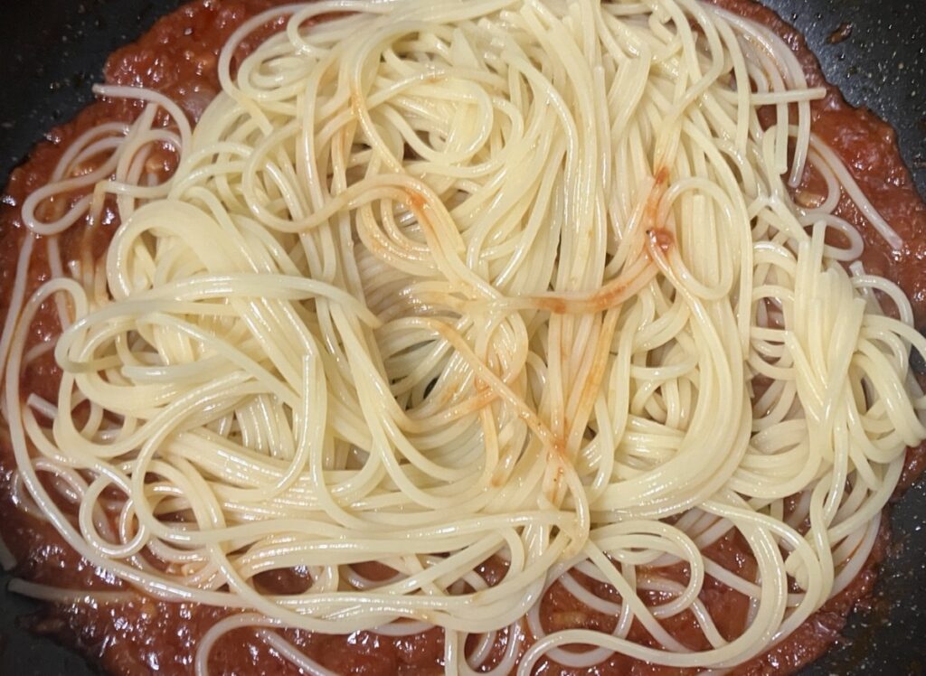 ソースにパスタを加えた