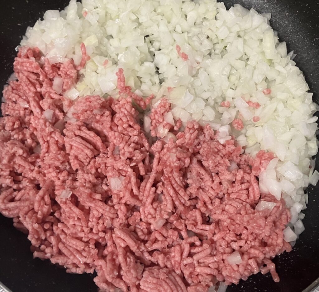 合い挽き肉と玉ねぎのみじん切り