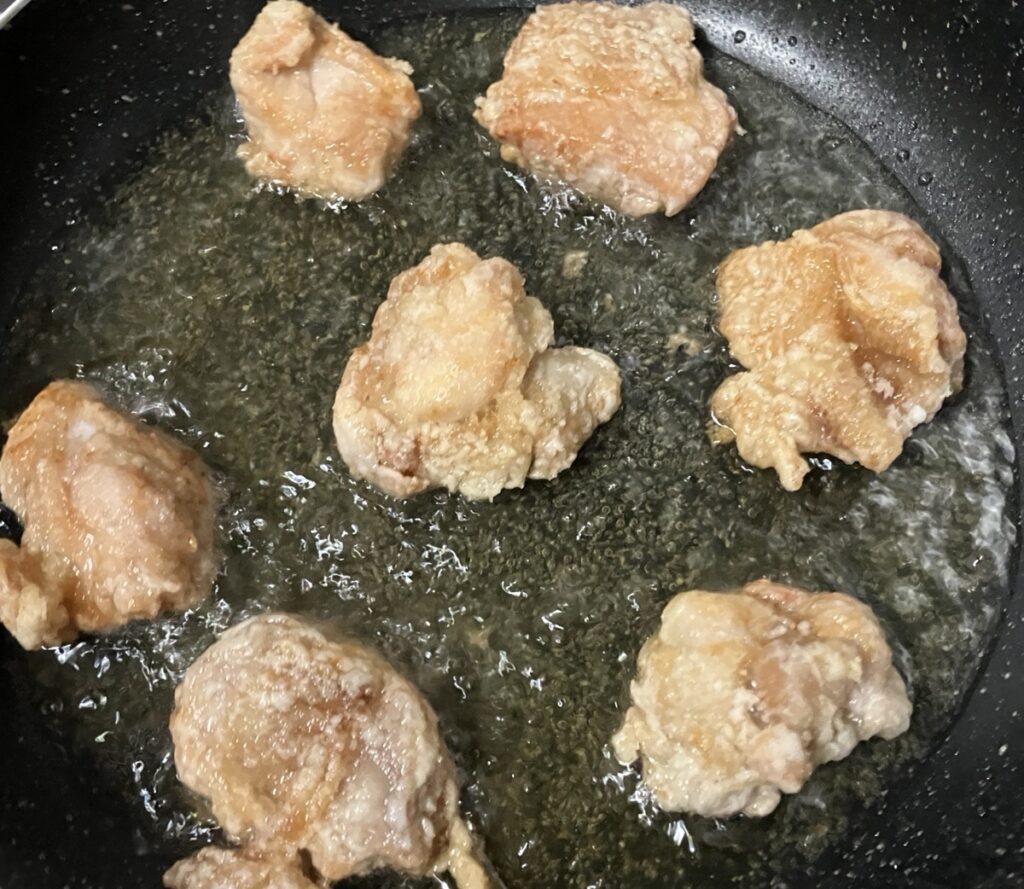 片面に焼き色がついた鶏肉