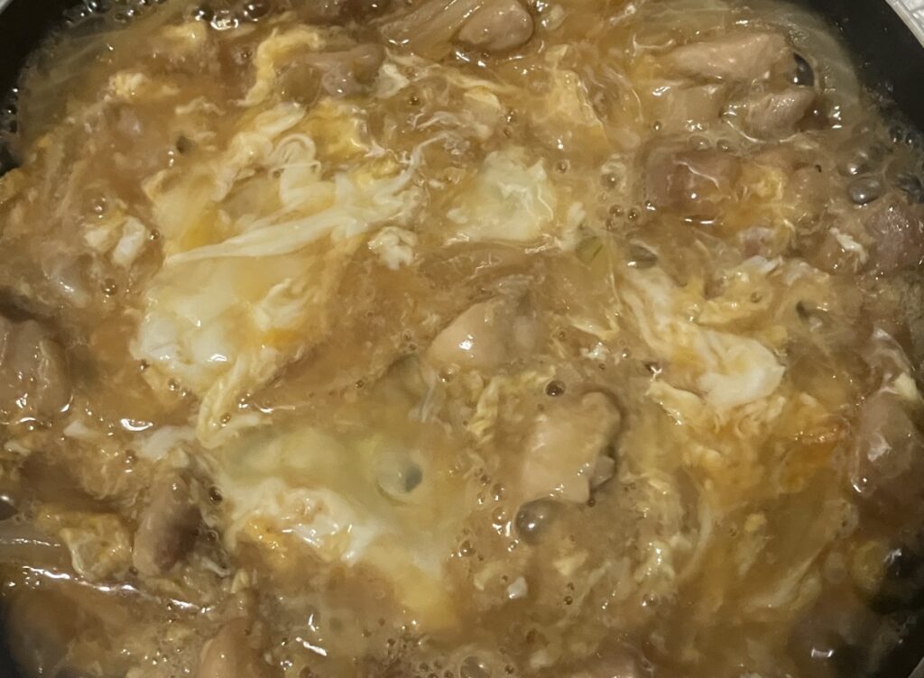 卵を入れかき混ぜた親子丼