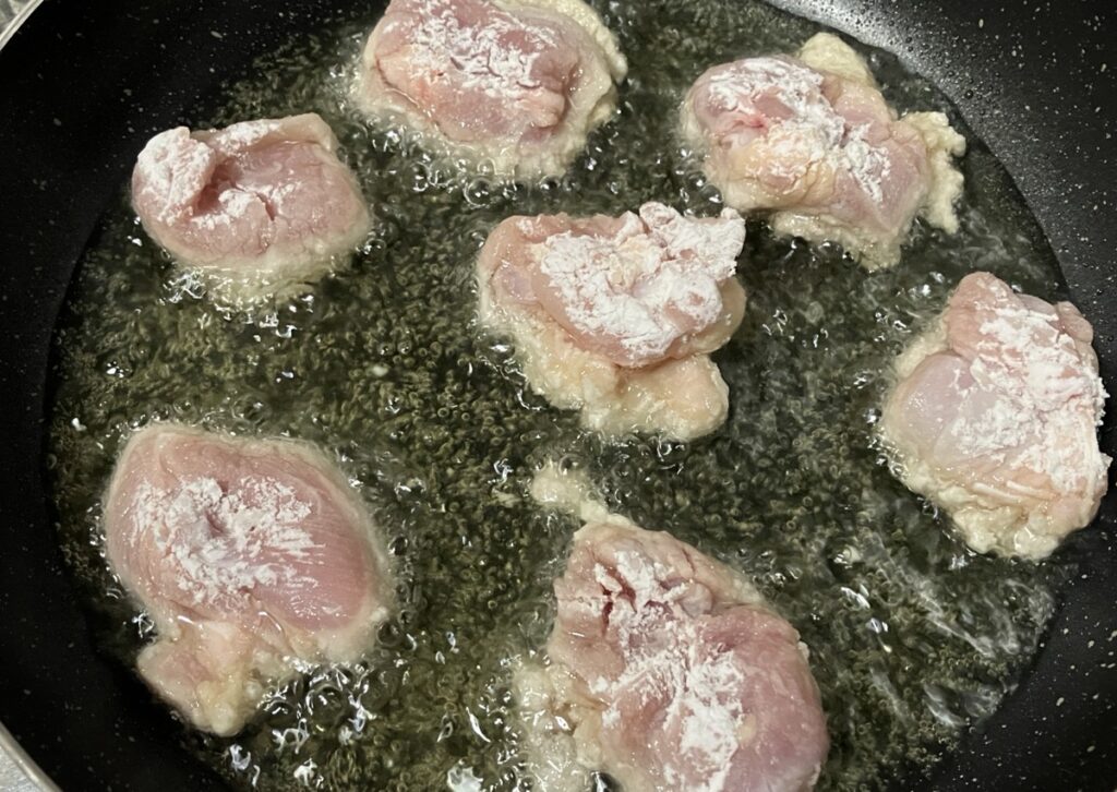 油に入れて焼きはじめた鶏肉