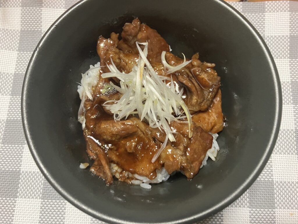 出来上がった豚丼の画像