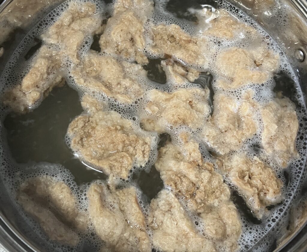 お湯で戻した大豆ミートの画像