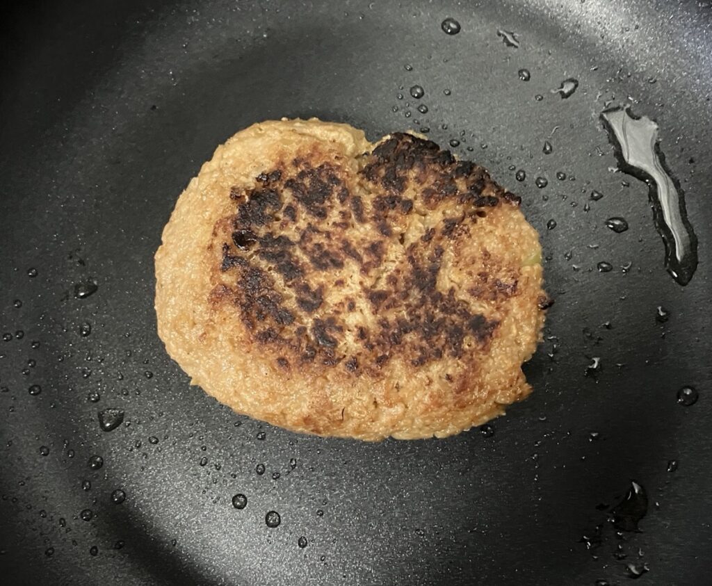 小判形にしてフライパンで両面焼いた大豆ミートハンバーグの画像