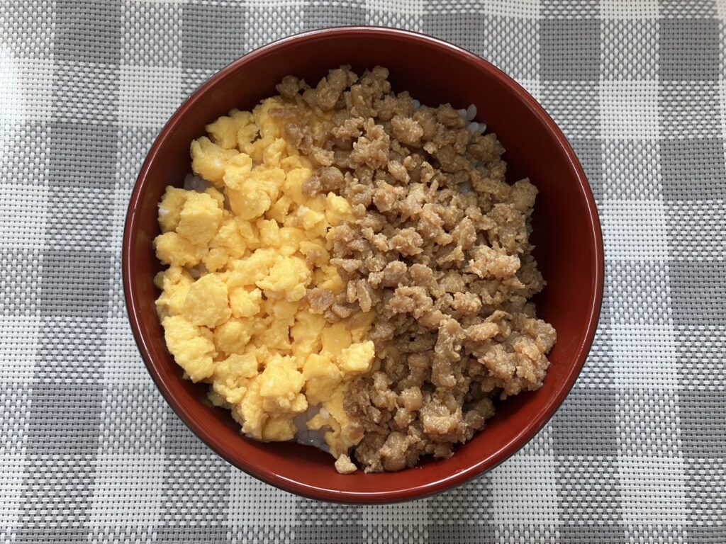 出来上がったそぼろ丼の画像