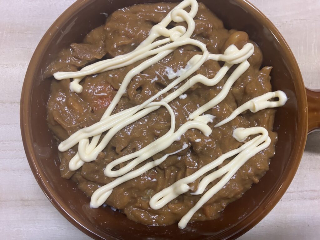 カレーにマヨネーズをかけた画像