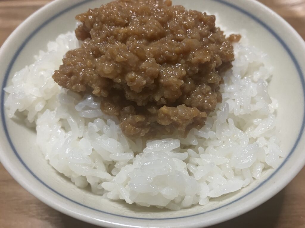 ご飯に肉味噌をかけた画像