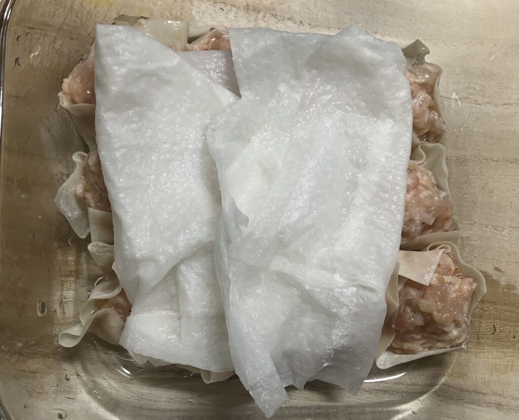 焼売の上に水で濡らしたクッキングペーパーを置いた画像