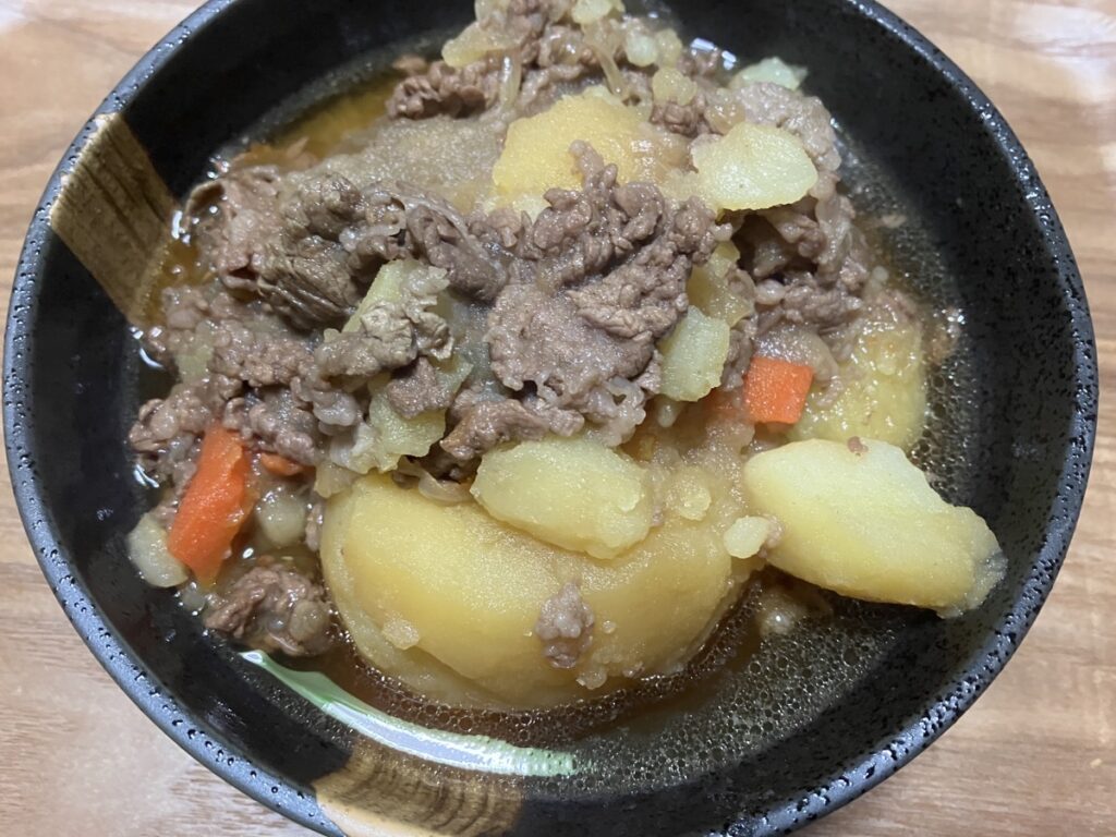 出来上がった肉じゃがの画像